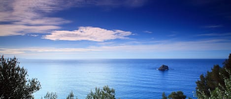 Les "Deux Frères" vus du sentier du littoral