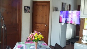 TV sur bras articulé pour la regarder dans la cuisine ou dans le salon