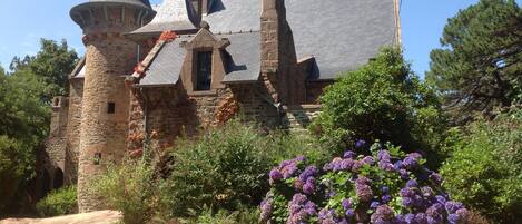 La façade nord avec les hortensias