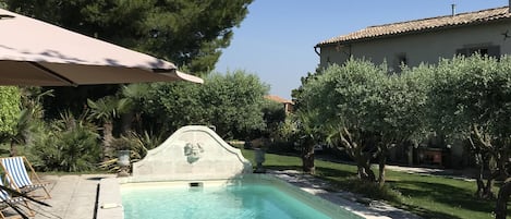 Piscine privée devant la maison. 
