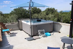 Outdoor spa tub