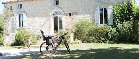 la maison vue du "coin apéro", sous le tilleul