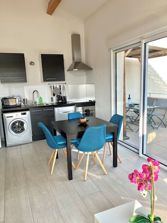 Espace repas avec sa terrasse