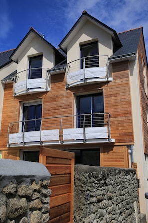 Maison contemporaine avec tout le charme des des murs de pierre ancéstrale