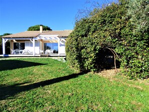 La villa principale à gauche, la cabane végétale à droite