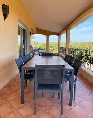 Outdoor dining