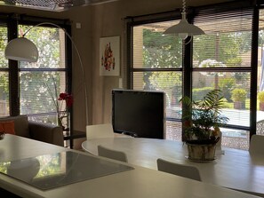 SALON
