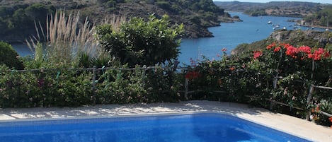 La piscine avec vue sur le port et le parc naturel