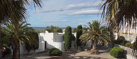 La résidence LA CALYPSO l'entrée de la villa  juste en face entre les cyprès