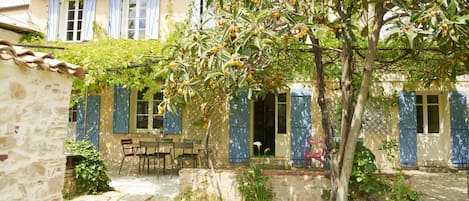 maison vue du fond du jardin