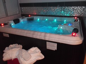 Indoor spa tub
