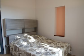 Chambre avec un lit en 160, vue sur le  jardin .