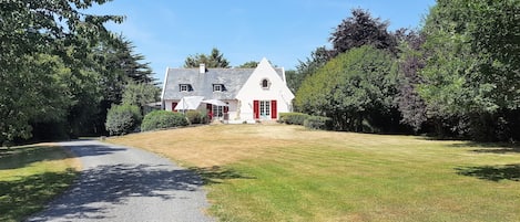 La  maison vue de l'allée.