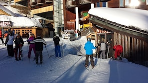 L'entrée de la Résidence Snow: départ et arrivée ski aux pieds