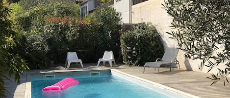 Piscine et son deck