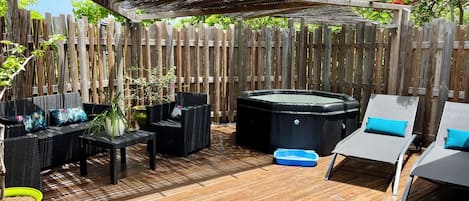 Outdoor spa tub