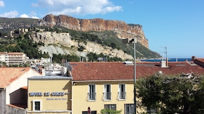 Vue de l'appartement sur le château de cassis,le cap canaille et la mer