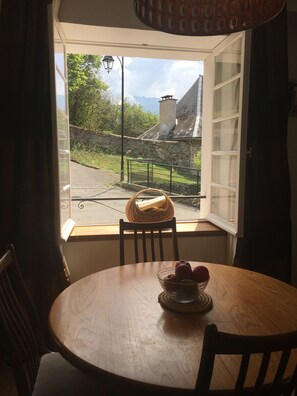 Diner dedans avec le sens d’etre au vert.