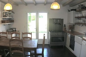 Cuisine qui donne sur la terrase