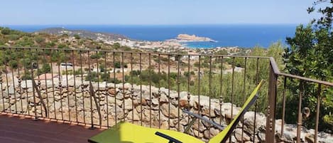 Terrasse avec vue sur le port d'île Rousse
