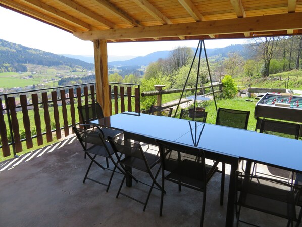 Terrasse de la maison jaune elle est  couverte avec une vue panoramique.