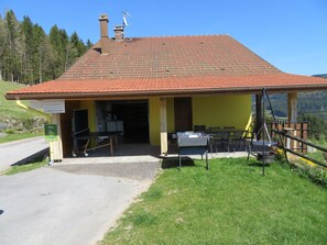 la maison jaune vous accueilles avec un baby ping-pong barbecue 