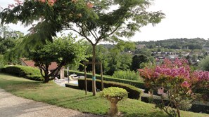 Vue sur la piscine et Sarlat