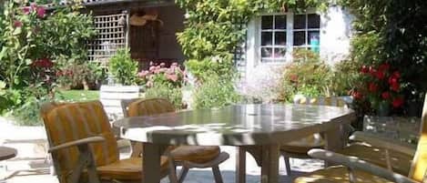 Déjeuner sur la terrasse à l'ombre de la treille.