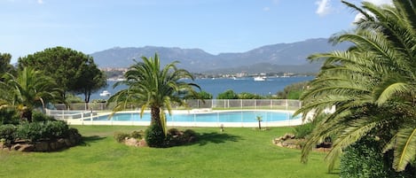 Piscine et vue mer depuis la chambre 