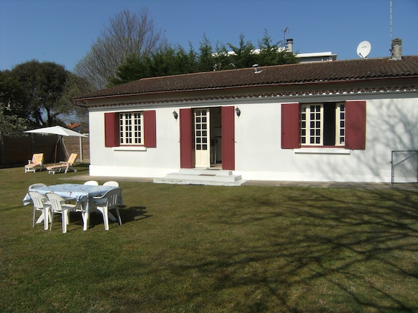 villa avec jardin vue d'exterieur