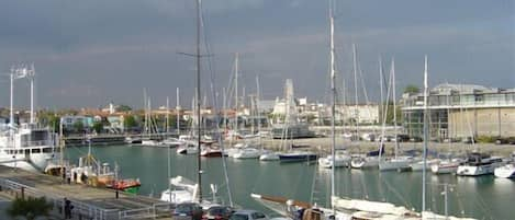 Vue de l'appartement sur le bassin