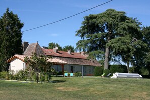  La piscine, son pool house le jardin et la maison