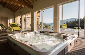 Le jacuzzi 6 places avec sa vue dominante sur la vallée 