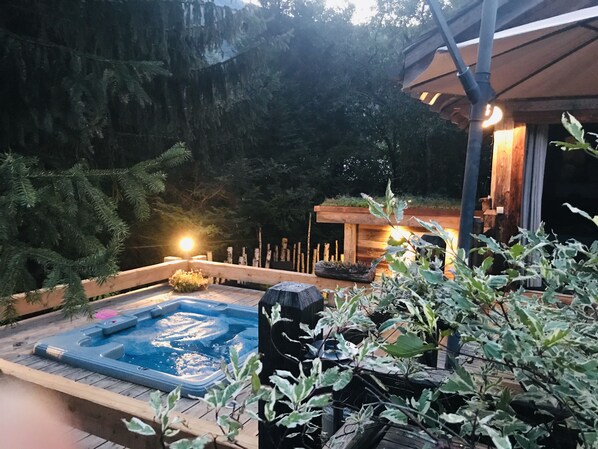 Outdoor spa tub