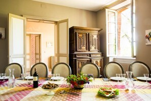 la salle à manger et sa grande table pour 20 convives