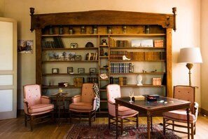le coin bibliothèque dans le salon