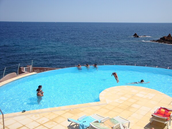 Infinity pool