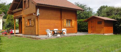 Le chalet avec le local skis et vélos