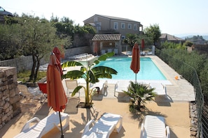 La piscine (12m x 6m).
Gîtes "Olivier" et "Acacia" en arrière-plan