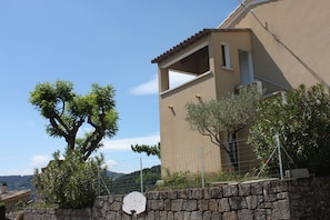 gîte Acacia avec escalier d'accès et petit balcon couvert