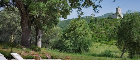 La chapelle domine le domaine (vue depuis piscine)