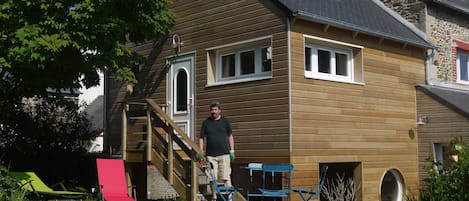 Maisonnette en bois tout confort, "Le Nid" profite d'un jardin fleuri et arboré.