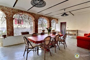 Outdoor dining