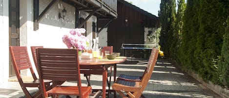 vue de la grande terrasse (80 m²) avec la table et le ping-pong 