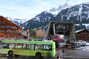 A 150 mètres, départ du téléphérique, gare du AOMC, départ des bus gratuits.