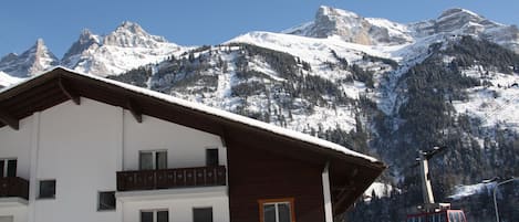 Vue du bâtiment avec les Dents du Midi et le téléphérique de 125 places.