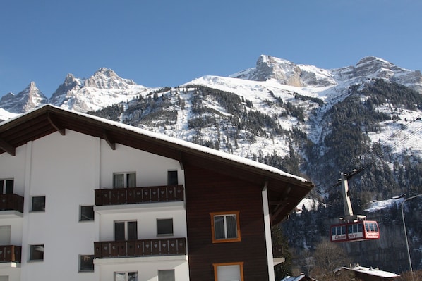 Vue du bâtiment avec les Dents du Midi et le téléphérique de 125 places.