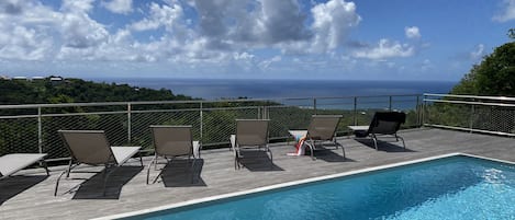 Piscine avec vue sur la baie de Sainte- Luce 