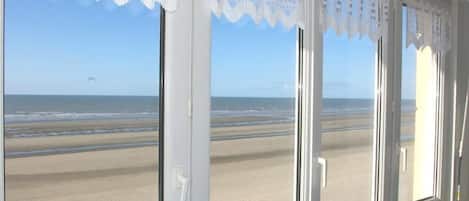 salle à manger vue sur mer 
avec bow window