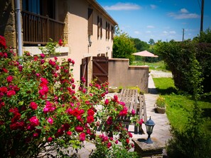 Façade Emberdure sous un soleil printanier